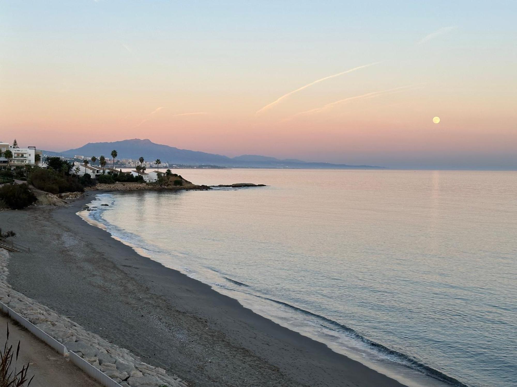 Beachfront, Top Floor Corner 2-Bed, Estepona Paseo 아파트 외부 사진