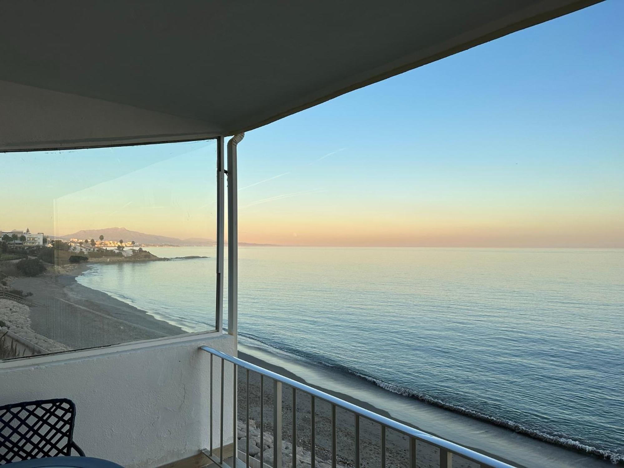 Beachfront, Top Floor Corner 2-Bed, Estepona Paseo 아파트 외부 사진
