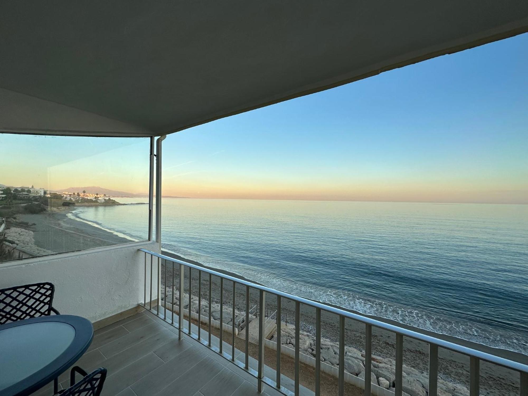 Beachfront, Top Floor Corner 2-Bed, Estepona Paseo 아파트 외부 사진